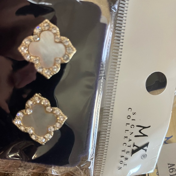 Lot of 9 costume jewelry earrings. - Picture 3 of 4